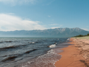 побережье Байкала, слева вода, справа суша, вдали гора